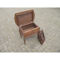 thumb-Antieke naaikist uit 1920 met sierlijk houtsnijwerk en vakverdeling-4