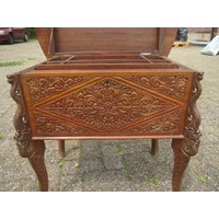 thumb-Antieke naaikist uit 1920 met sierlijk houtsnijwerk en vakverdeling-5