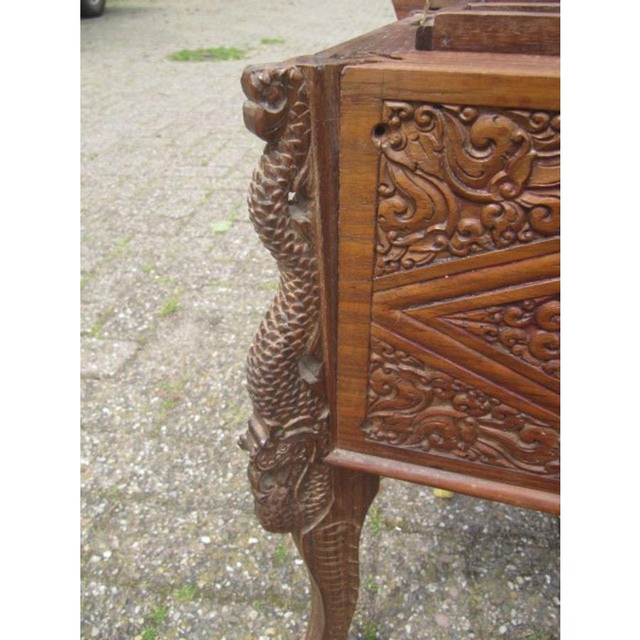 Antieke naaikist uit 1920 met sierlijk houtsnijwerk en vakverdeling-6