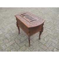 thumb-Antieke naaikist uit 1920 met sierlijk houtsnijwerk en vakverdeling-8