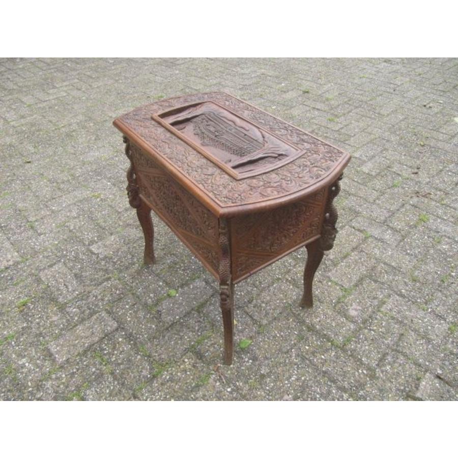 Antieke naaikist uit 1920 met sierlijk houtsnijwerk en vakverdeling-8
