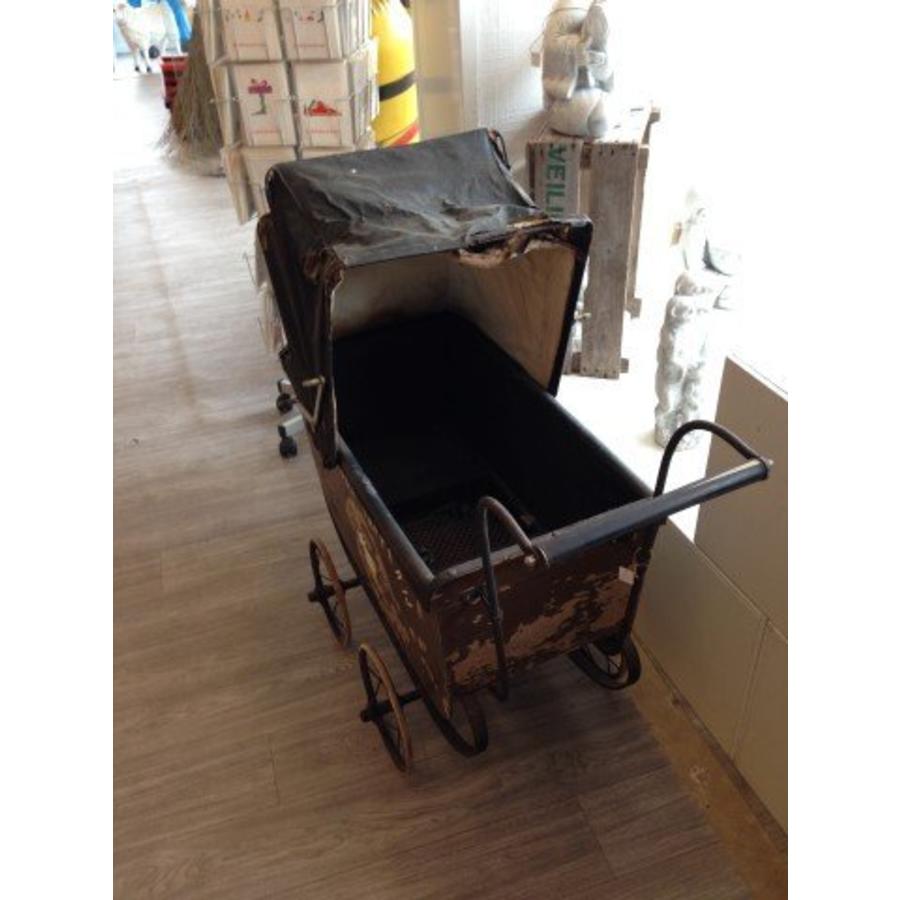 Antieke kinderwagen met houten bak en Grolsch reclame-2