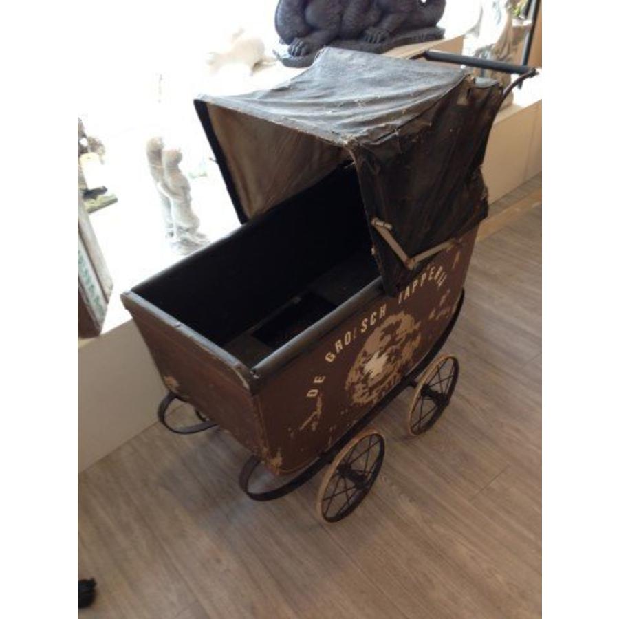 Antieke kinderwagen met leren kap, metalen wieltjes en houten bak-3
