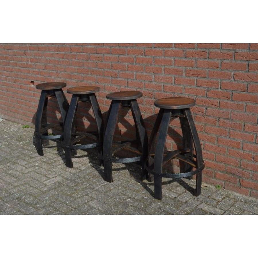 Bistro sta tafel met 4 krukken van oude wijnvaten – handgemaakt en robuust-4