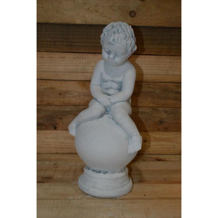 Betonnen beeld van een slapend kindje op een bol, geschikt voor binnen en buiten-2