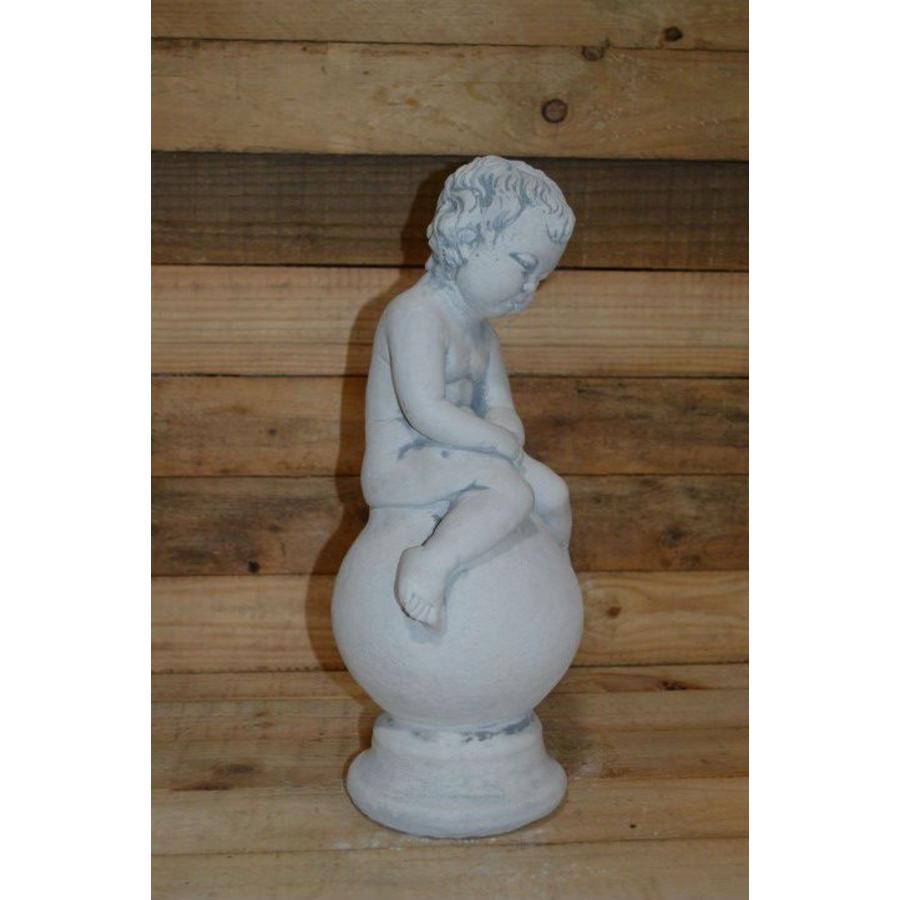 Betonnen beeld van een slapend kindje op een bol, geschikt voor binnen en buiten-1