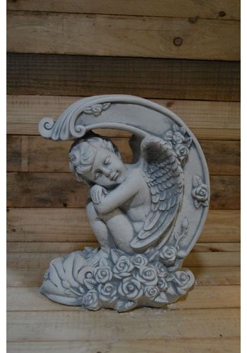 Betonnen beeld engel op halve maan 