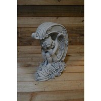 Betonnen beeld van een engel zittend op een halve maan, geschikt voor binnen en buiten