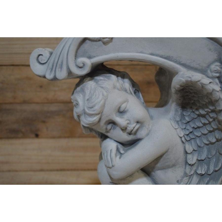 Betonnen beeld van een engel zittend op een halve maan, geschikt voor binnen en buiten-4