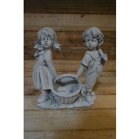 thumb-Betonnen beeld twee kinderen met plantenbakje-1