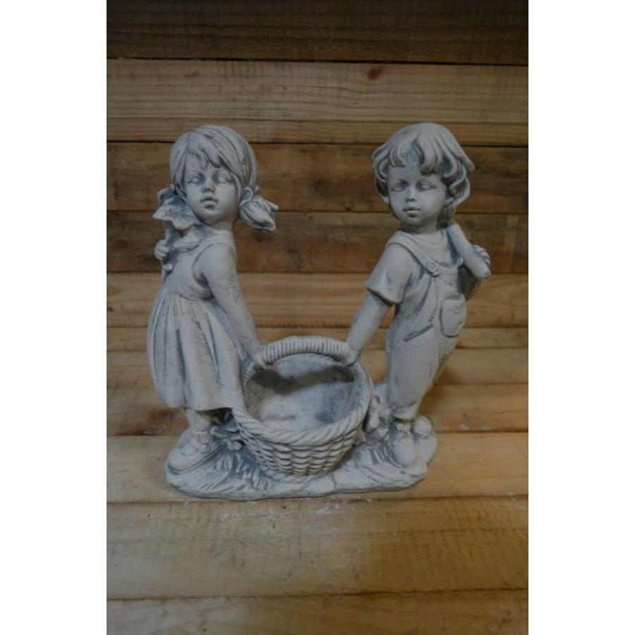Betonnen beeld twee kinderen met plantenbakje-1