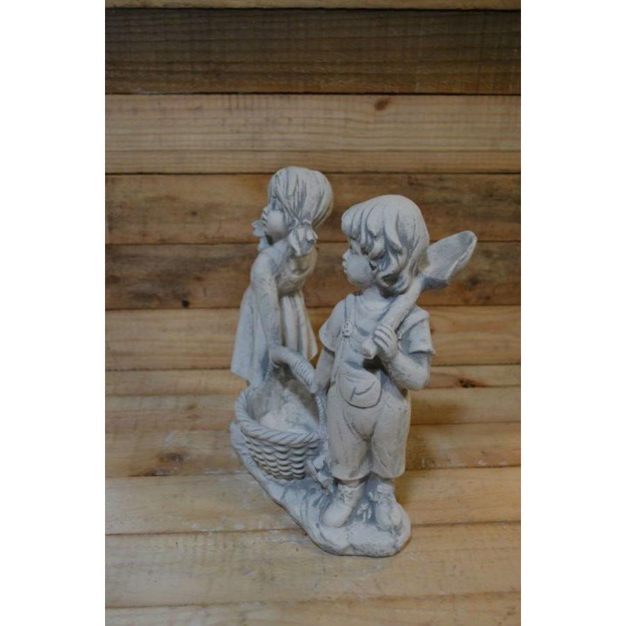Betonnen beeld twee kinderen met plantenbakje-2