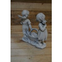 thumb-Betonnen beeld twee kinderen met plantenbakje-3