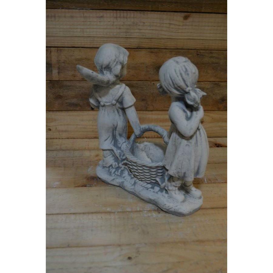 Betonnen beeld twee kinderen met plantenbakje-3