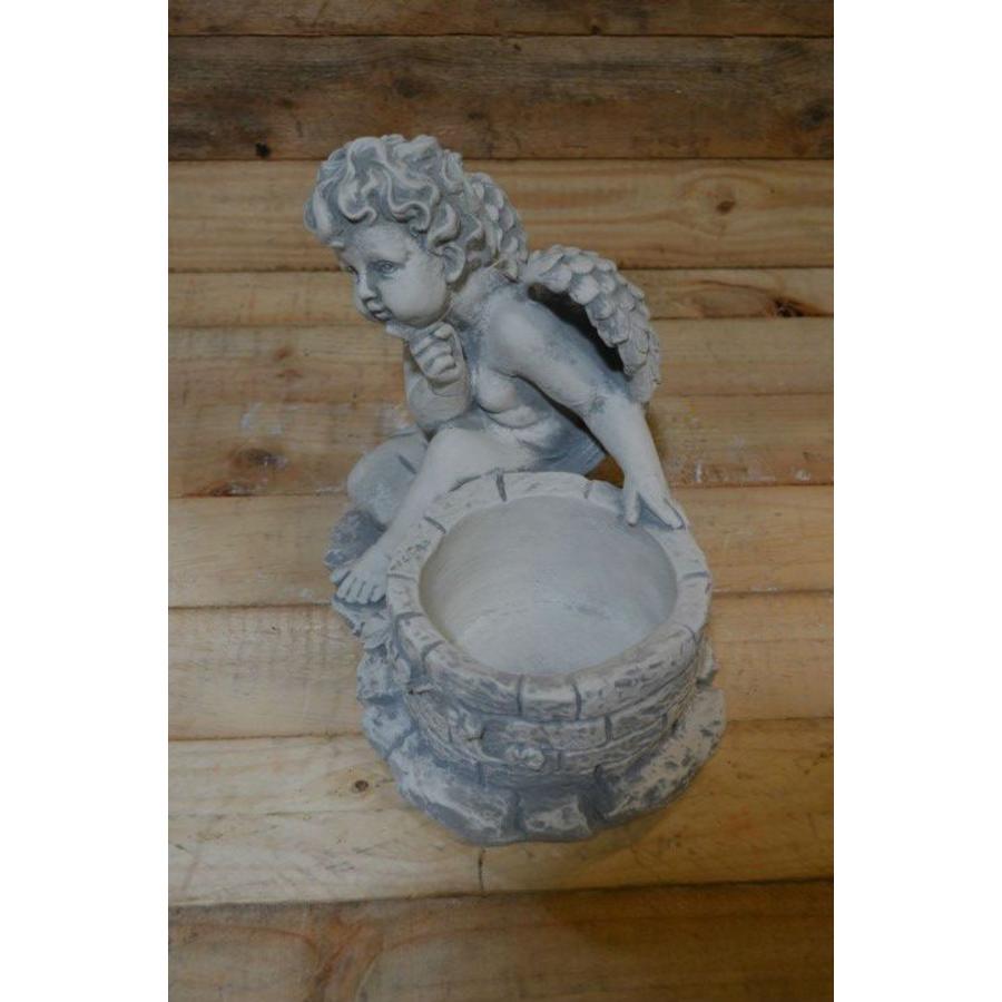 Betonnen beeld van een engel bij een wensput, geschikt voor binnen en buiten-2