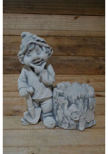 Betonnen beeld laaf bij boomstam 