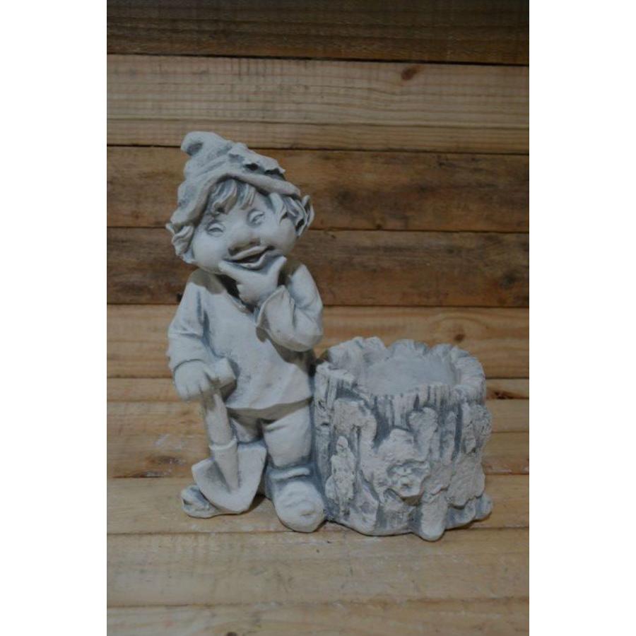 Betonnen beeld laaf bij boomstam met bloeiend plantje voor terras of tuin-1