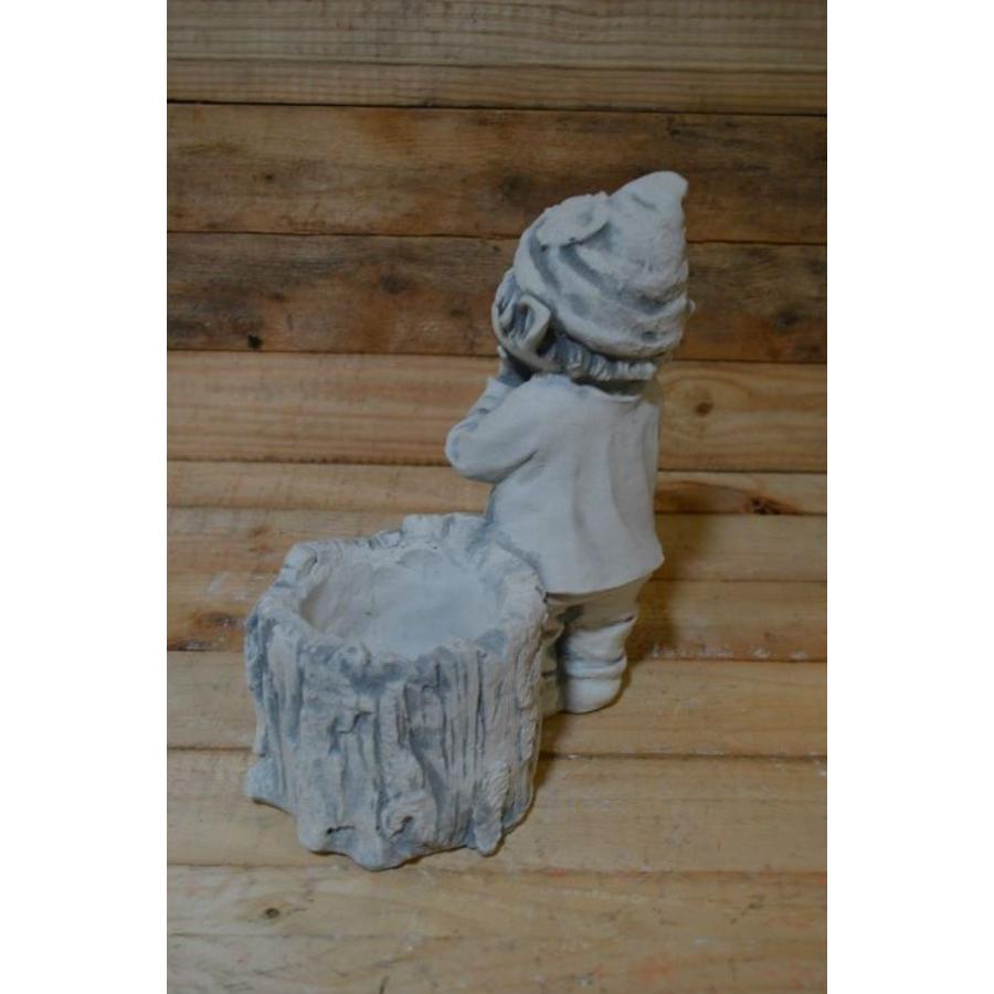 Betonnen beeld laaf bij boomstam met bloeiend plantje voor terras of tuin-3