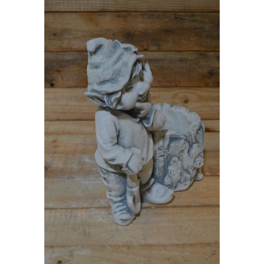 Betonnen beeld laaf bij boomstam met bloeiend plantje voor terras of tuin-4