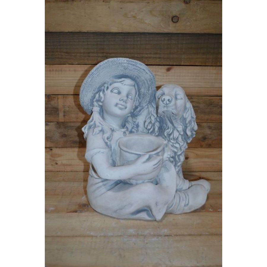 Betonnen beeld meisje met hond dat bloembakje vasthoudt voor tuin of vensterbank-1