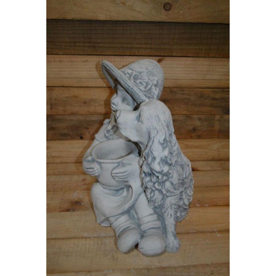 Betonnen beeld meisje met hond dat bloembakje vasthoudt voor tuin of vensterbank-2