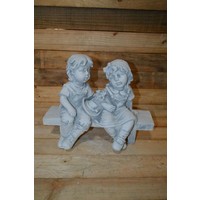 thumb-Betonnen beeld jongetje en meisje op bankje voor vrolijke tuin-1