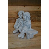 thumb-Betonnen beeld jongetje en meisje op bankje voor vrolijke tuin-2