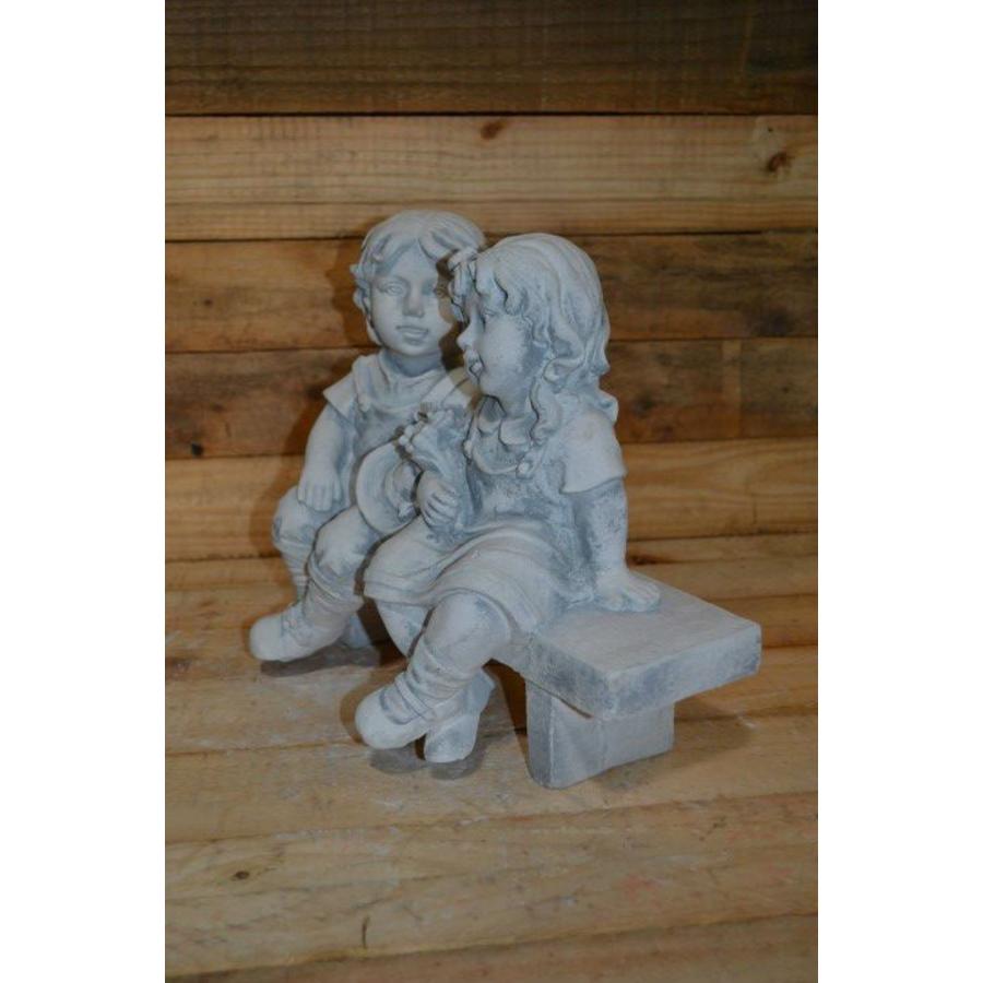 Betonnen beeld jongetje en meisje op bankje voor vrolijke tuin-2