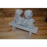 thumb-Betonnen beeld jongetje en meisje op bankje voor vrolijke tuin-3