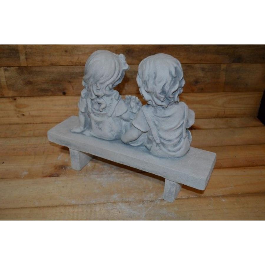Betonnen beeld jongetje en meisje op bankje voor vrolijke tuin-3