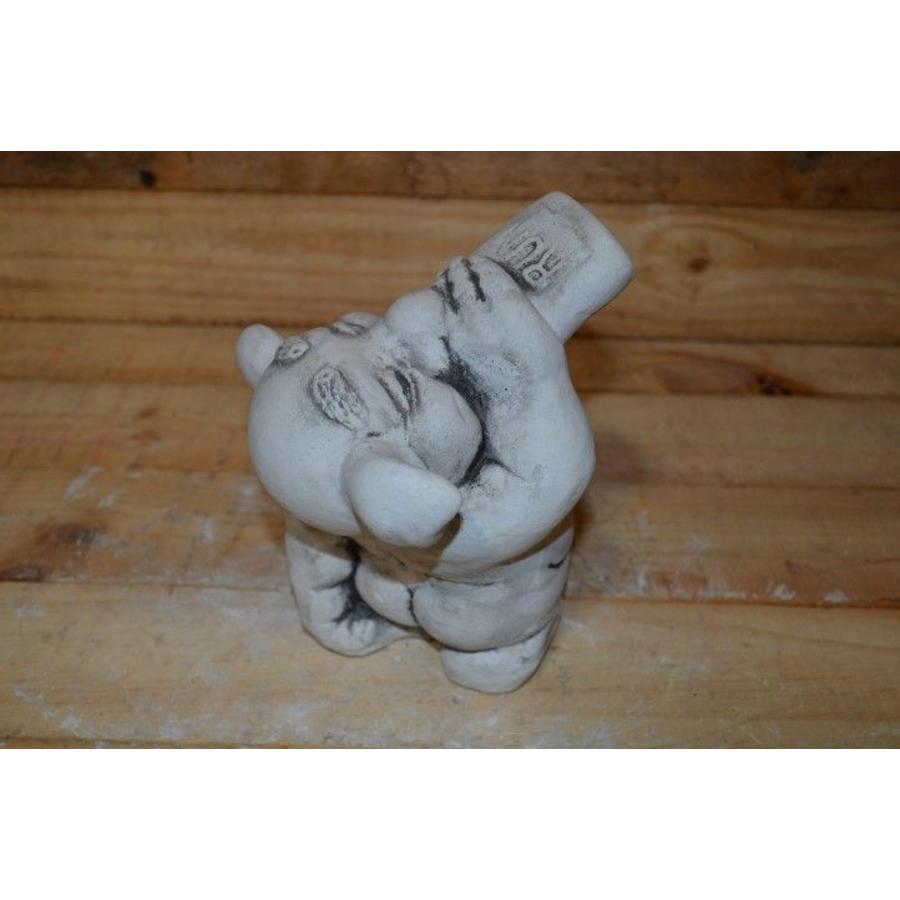 Betonnen beeld trol die rum drinkt – Grappig tuinbeeld of cadeau-2