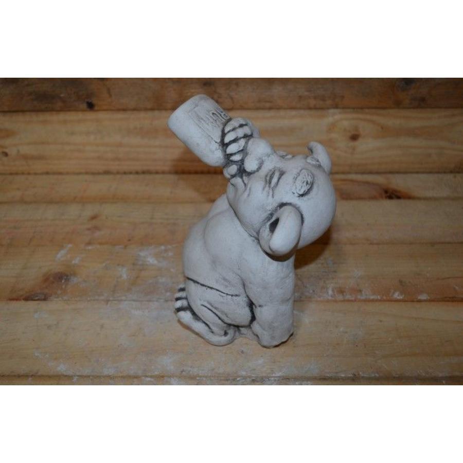 Betonnen beeld trol die rum drinkt – Grappig tuinbeeld of cadeau-3