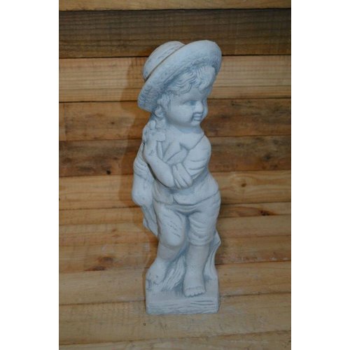 Betonnen beeld jongetje met strohoed 