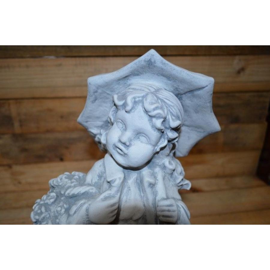 Betonnen beeld meisje met paraplu en mandje voor tuin of vensterbank-2