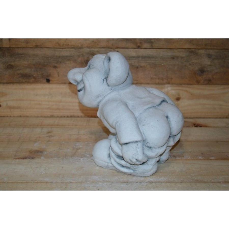 Betonnen beeld trol met blote billen – Ondeugend tuinbeeld-3