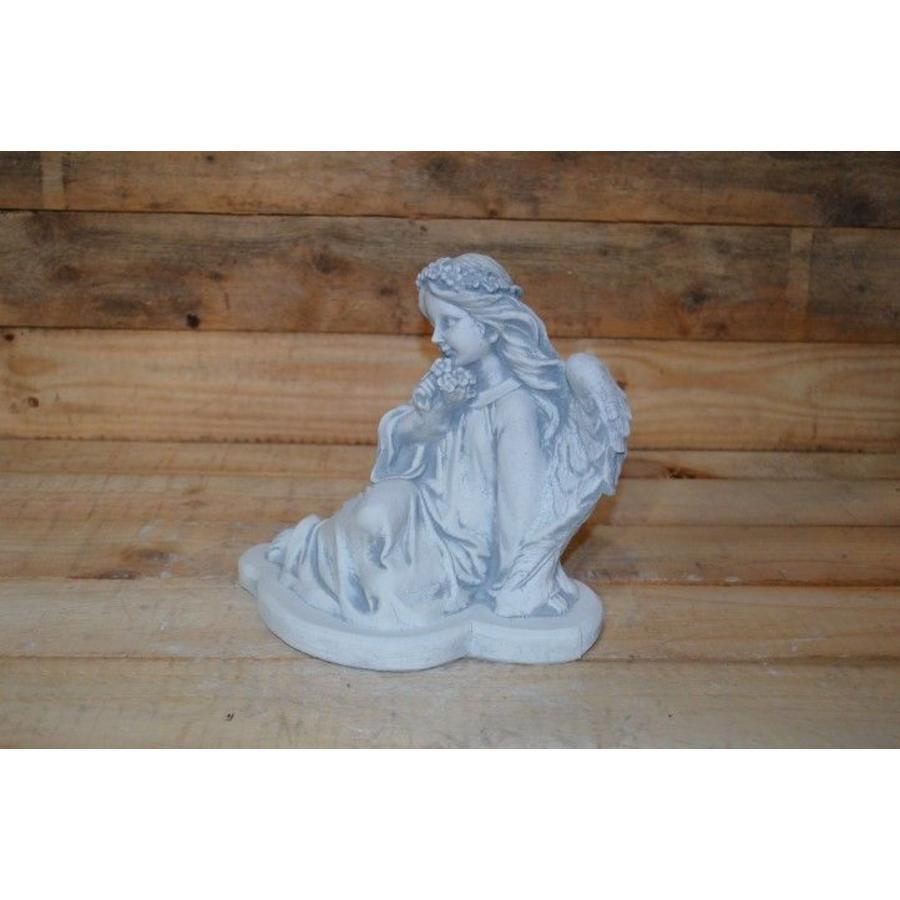 Betonnen engel met bloemen haarband en tuiltje – Rustend beeldje-2