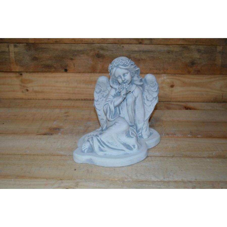 Betonnen engel met bloemen haarband en tuiltje – Rustend beeldje-1