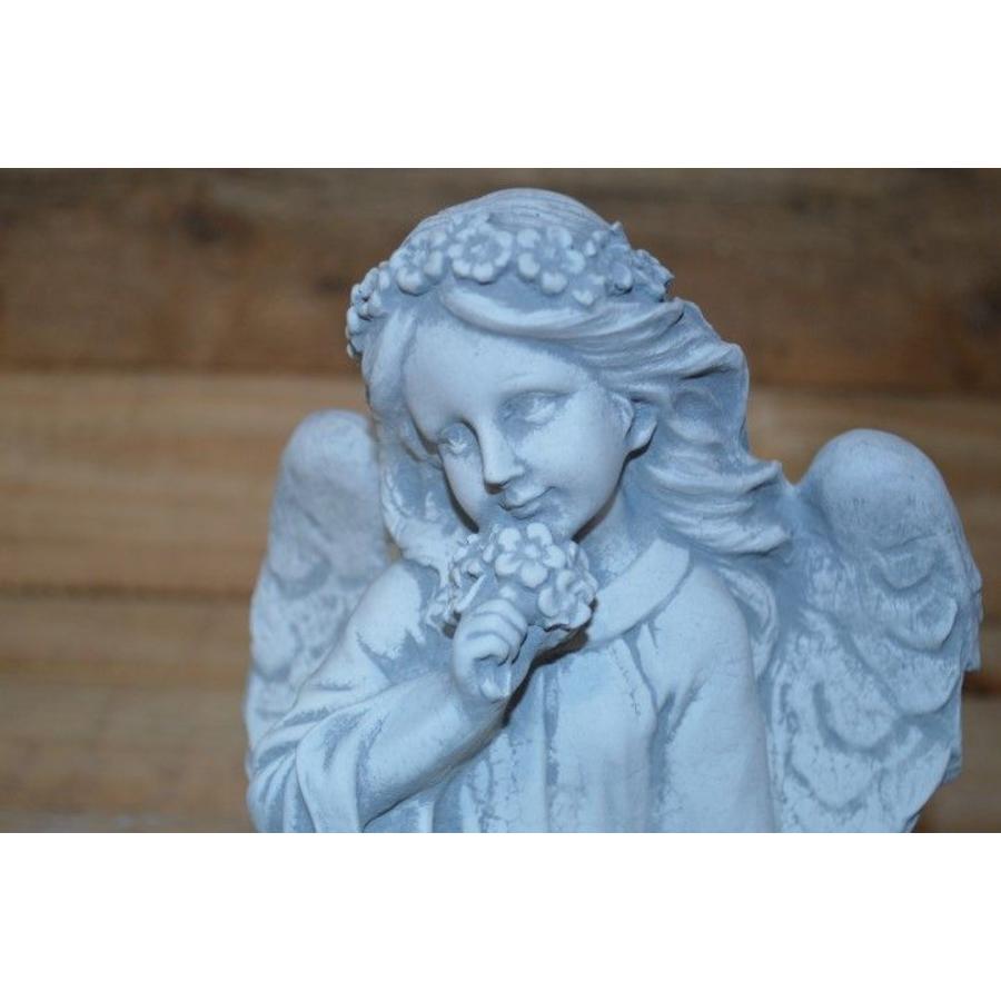 Betonnen engel met bloemen haarband en tuiltje – Rustend beeldje-4