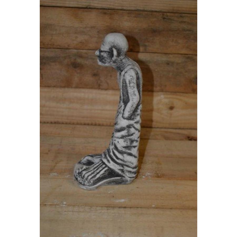 Betonnen beeld opa platvoet – Grappig fantasiefiguurtje tuinbeeld-2