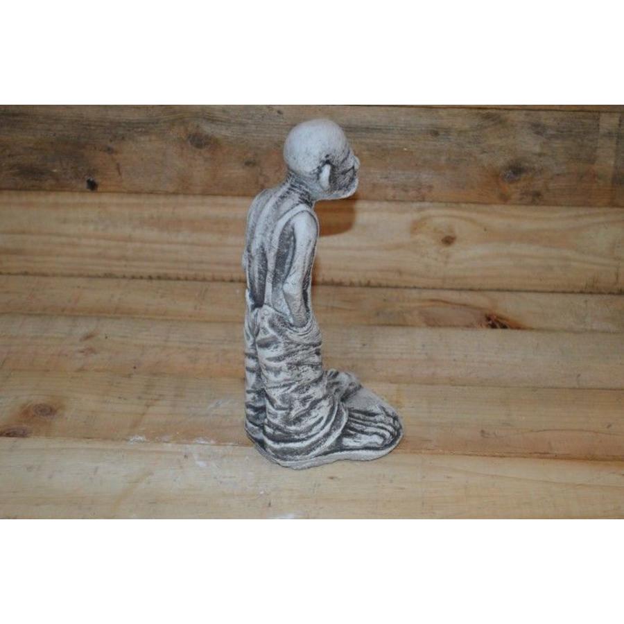 Betonnen beeld opa platvoet – Grappig fantasiefiguurtje tuinbeeld-3