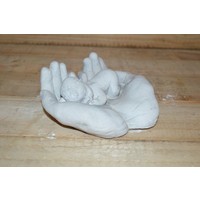 thumb-Betonnen beeld kindje liefdevol gedragen in koesterende handen-1