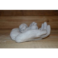 thumb-Betonnen beeld kindje liefdevol gedragen in koesterende handen-2