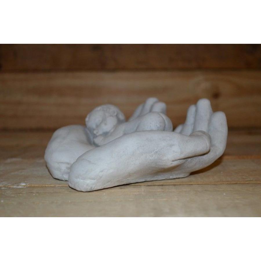 Betonnen beeld kindje liefdevol gedragen in koesterende handen-2