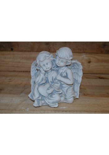 Betonnen beeld kinderengeltjes met hart 