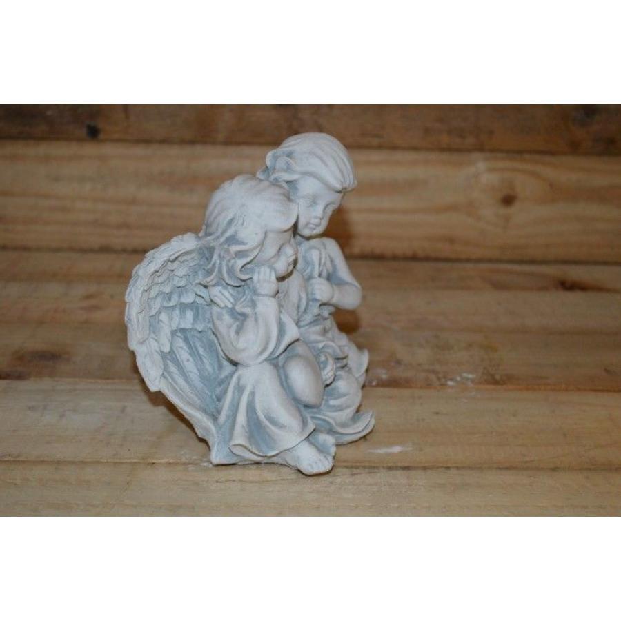 Betonnen beeld van twee kinderengeltjes met hart-3