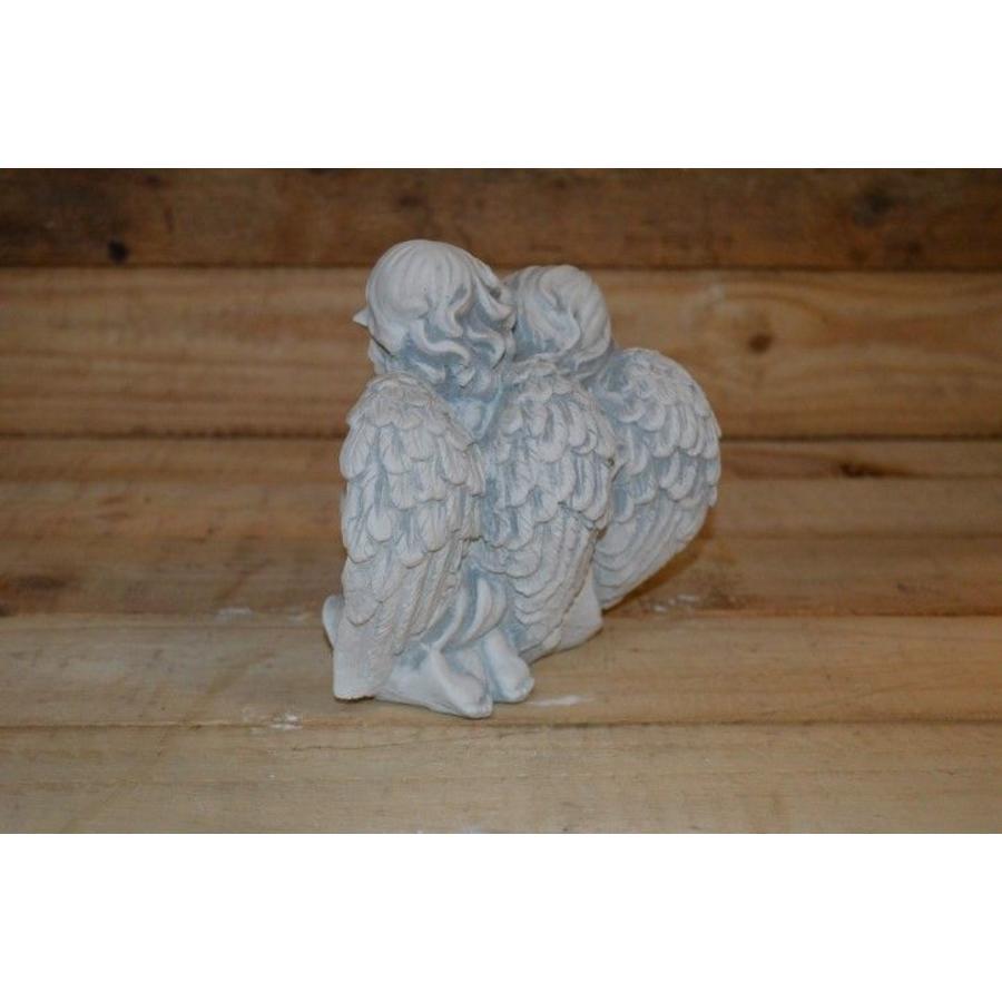 Betonnen beeld van twee kinderengeltjes met hart-4