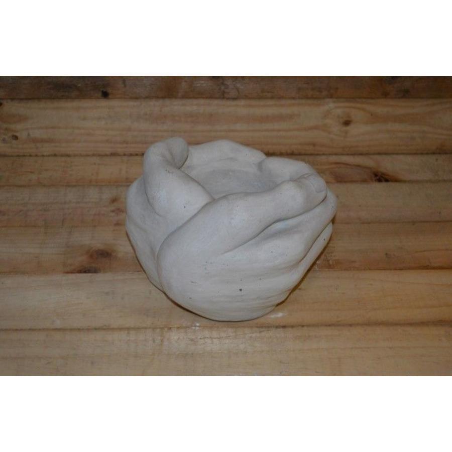 Betonnen bloembak van koesterende handen-2