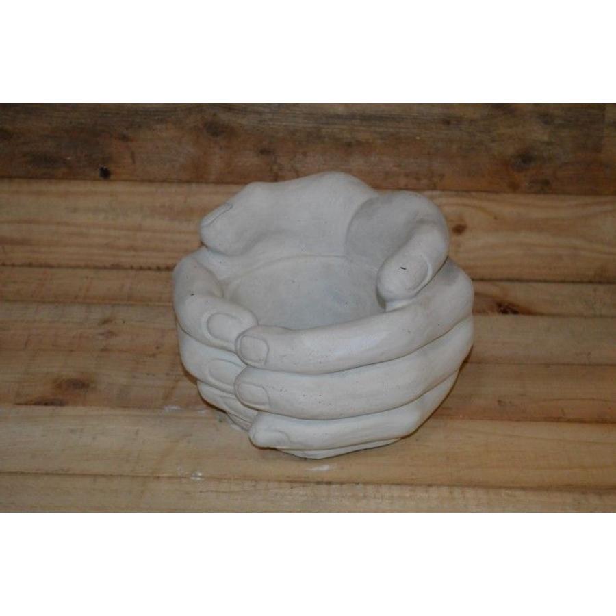 Betonnen bloembak van koesterende handen-3