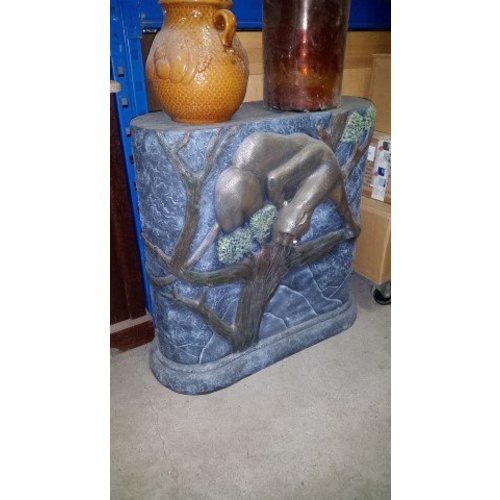 Decoratieve retro zuil met poema 