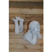 thumb-Betonnen liggend jongetje – Decoratief tuinbeeld-1